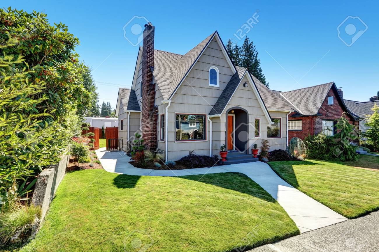 木製サイディング コンクリートの歩道に小さなアメリカの職人平屋外観 米国北西部 の写真素材 画像素材 Image