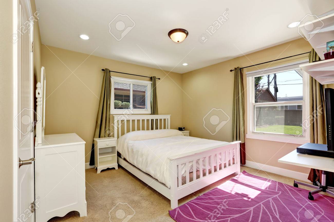 Chambre Dans Une Petite Maison De Style Artisan Americain Beau Et Meuble Couleur D Accentuation De Conception De Maison Vert Rideaux De La Fenetre D Olive Et Tapis Violet Northwest Etats Unis Banque D Images Et