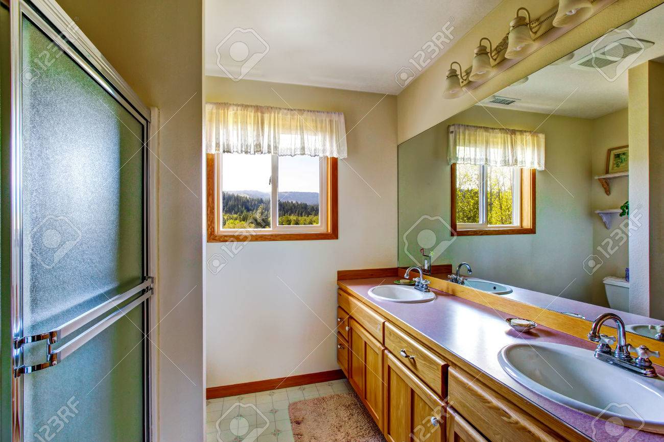 Elegantes Badezimmer Interieur Mit Blauen Fliesen Zahler Nach Oben Zwei Waschbecken Und Dusche Aus Glas Northwest Usa Lizenzfreie Fotos Bilder Und Stock Fotografie Image 63740332