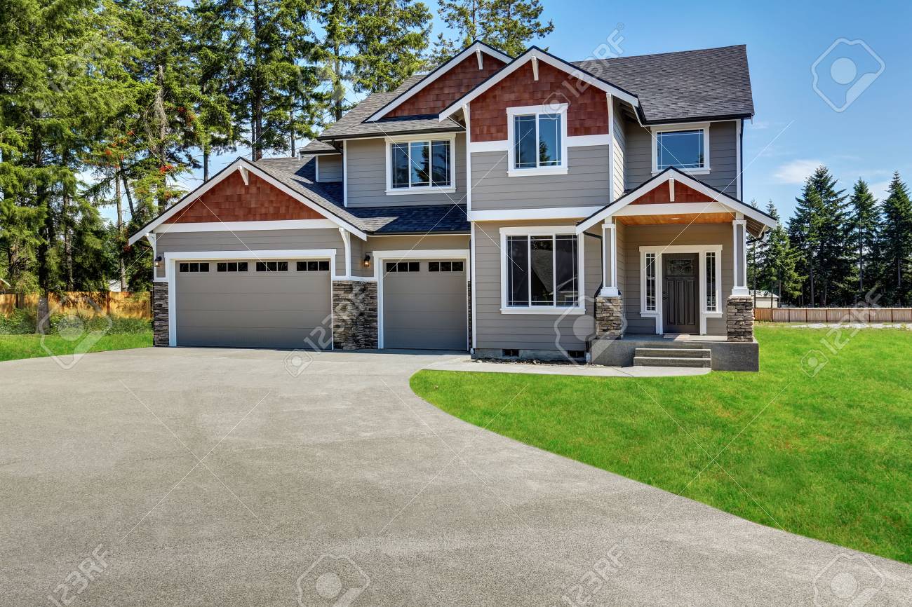 Klassische Grosse Handwerker Amerikanische Haus Aussen Mit Steinen Trimmen Garage Und Betonboden Veranda Auch Gepflegten Rasen Herum Northwest Usa Lizenzfreie Fotos Bilder Und Stock Fotografie Image 63739020