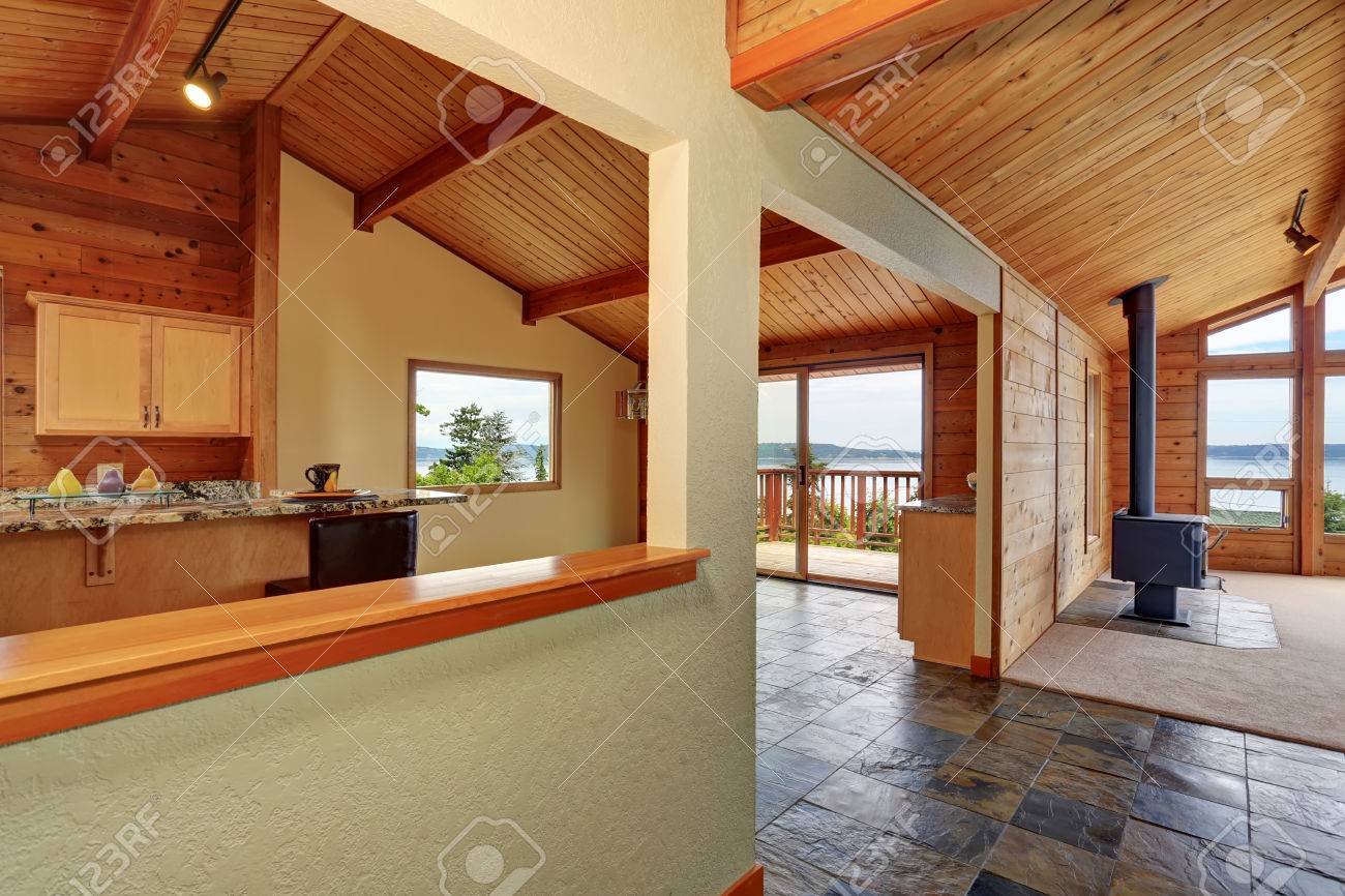 Holzverkleidung Haus Mit Offenem Grundriss. Küche Mit Granit Zähler ... Holzverkleidung Haus Mit Offenem Grundriss. Küche Mit Granit Zähler ...