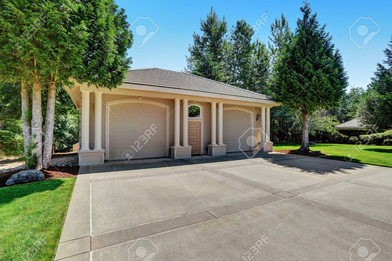 郊外の高級住宅の外観 戸建両開きガレージ列とアスファルトの私道 米国北西部 の写真素材 画像素材 Image