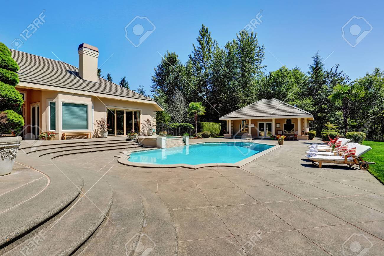 Grande Cour Avec Piscine Dans La Maison De Luxe American Suburban