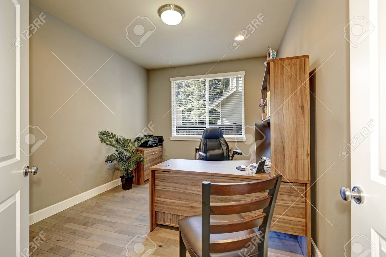 Home Office Interior Con Muebles De Madera Y Sillon De Cuero