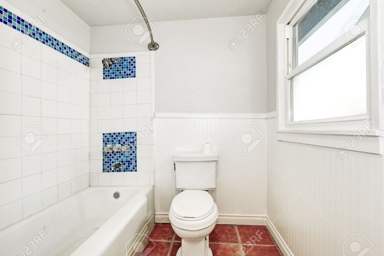 Intérieur blanc de salle de bain avec mosaïque carrelage en mosaïque bleu et toilette. Nord-Ouest, États-Unis Intérieur blanc de salle de bain avec mosaïque carrelage en mosaïque bleu et toilette. Nord-Ouest, États-Unis