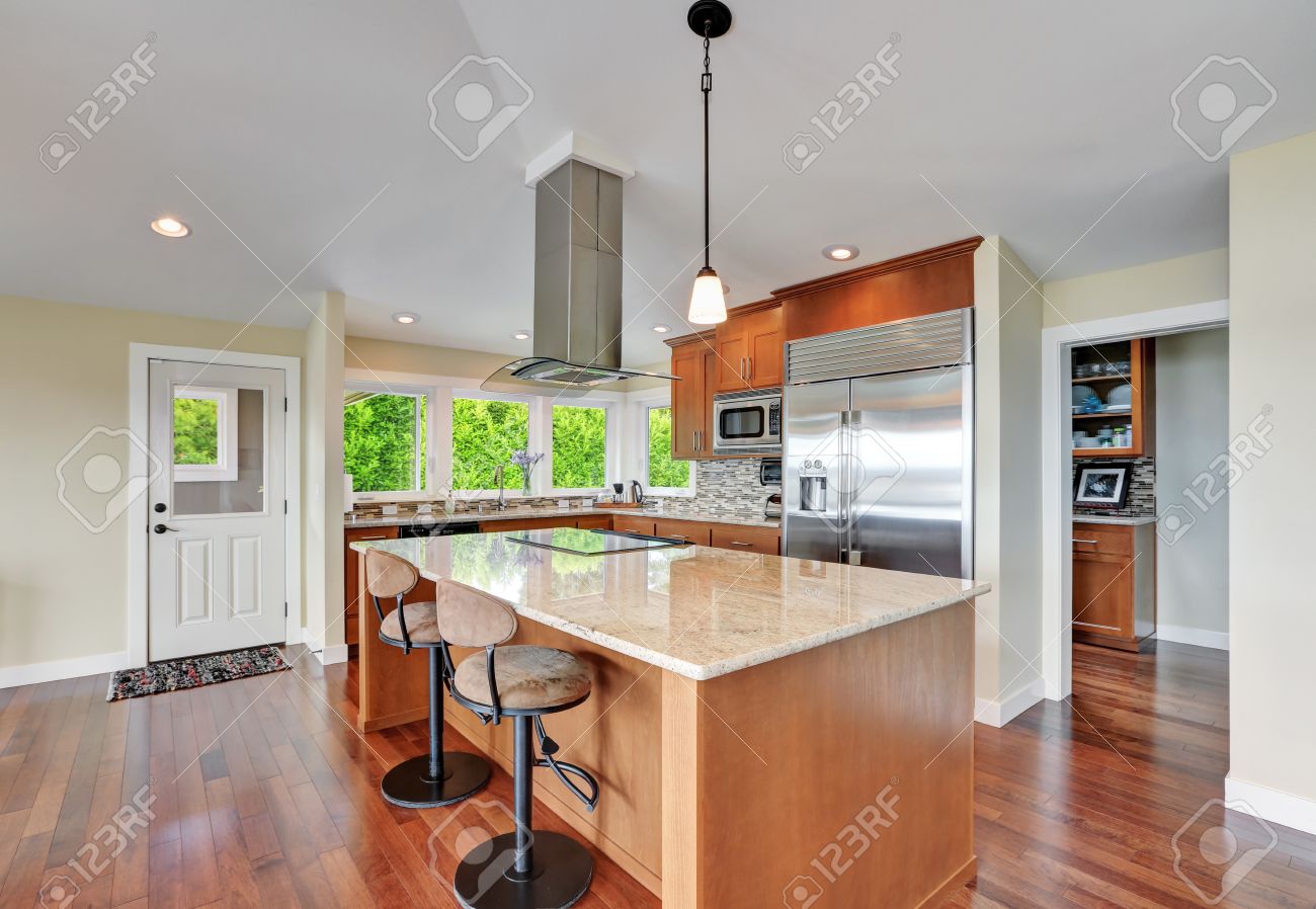 Luxus-Haus Interieur Mit Modernen Küche. Bar Küche Insel Mit Kapuze ... Luxus-Haus Interieur Mit Modernen Küche. Bar Küche Insel Mit Kapuze ...