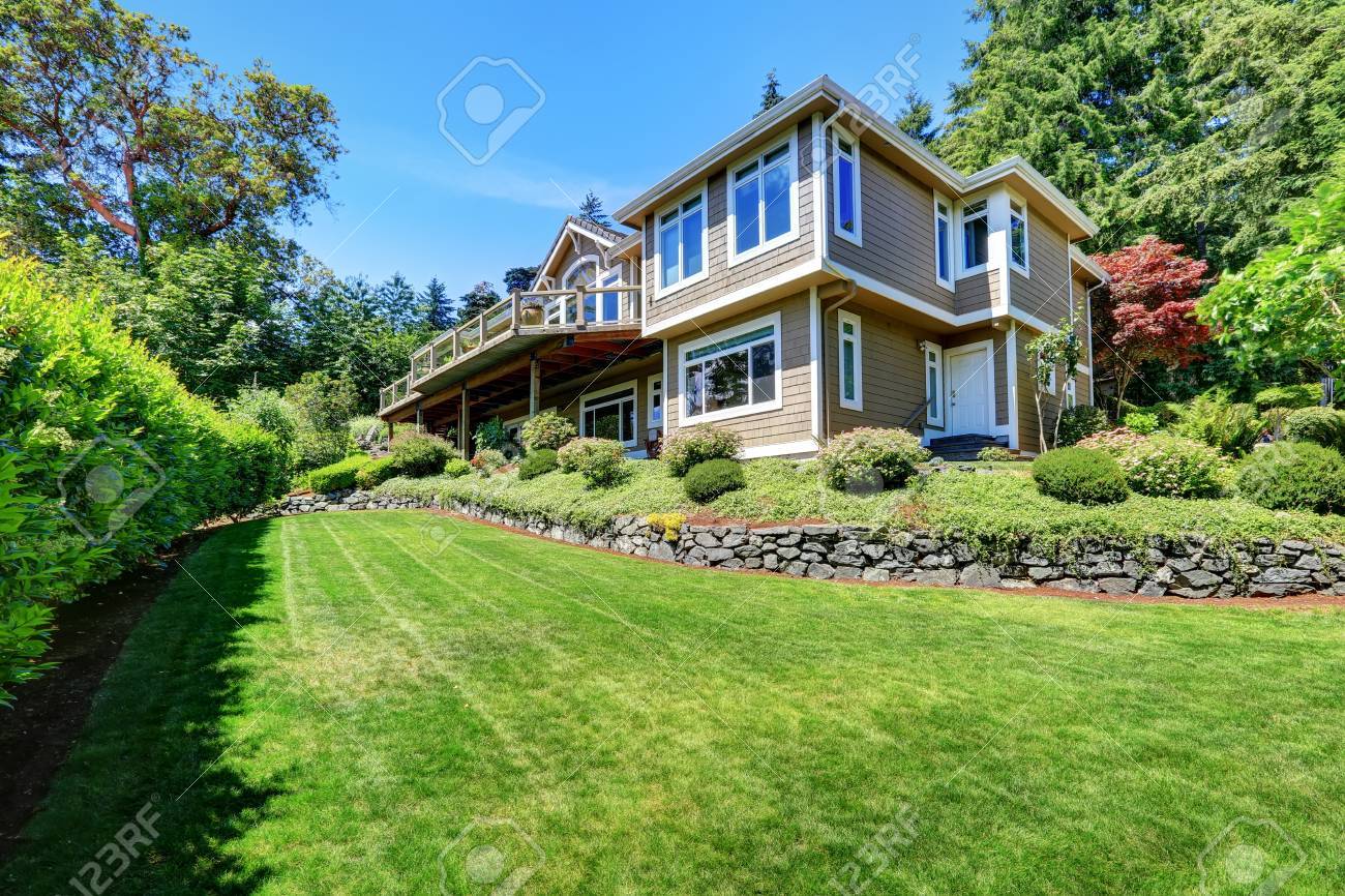 完璧な景色の設計の高級住宅外観 米国北西部 の写真素材 画像素材 Image