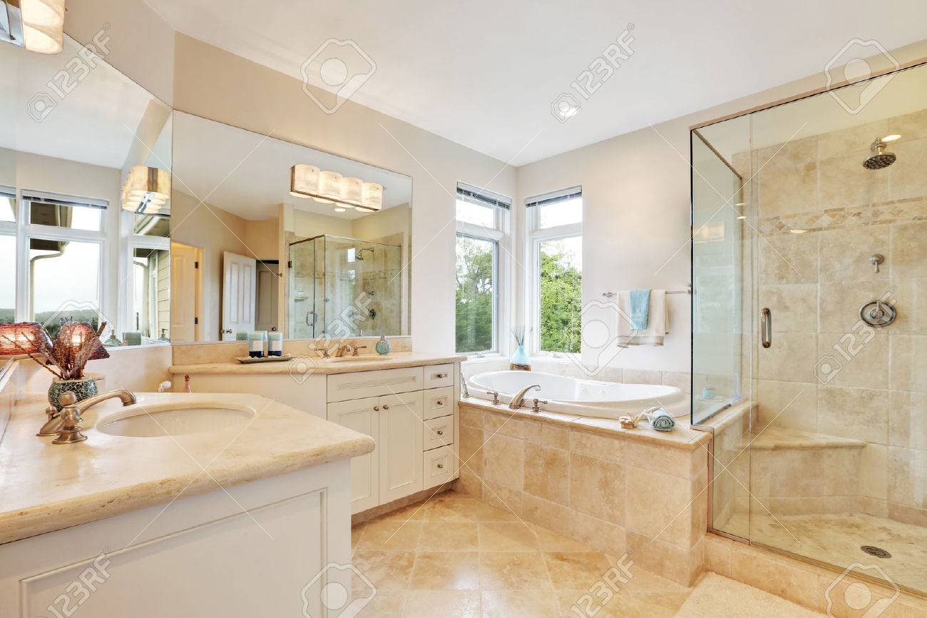 Maitre Interieur De Salle De Bain Avec Carrelage Beige Double Lavabo Baignoire Et Douche En Verre Nord Ouest Etats Unis Banque D Images Et Photos Libres De Droits Image 64700807 Maitre Interieur De Salle De Bain Avec Carrelage Beige Double Lavabo Baignoire Et Douche En Verre Nord Ouest Etats Unis Banque D Images Et Photos Libres De Droits Image 64700807