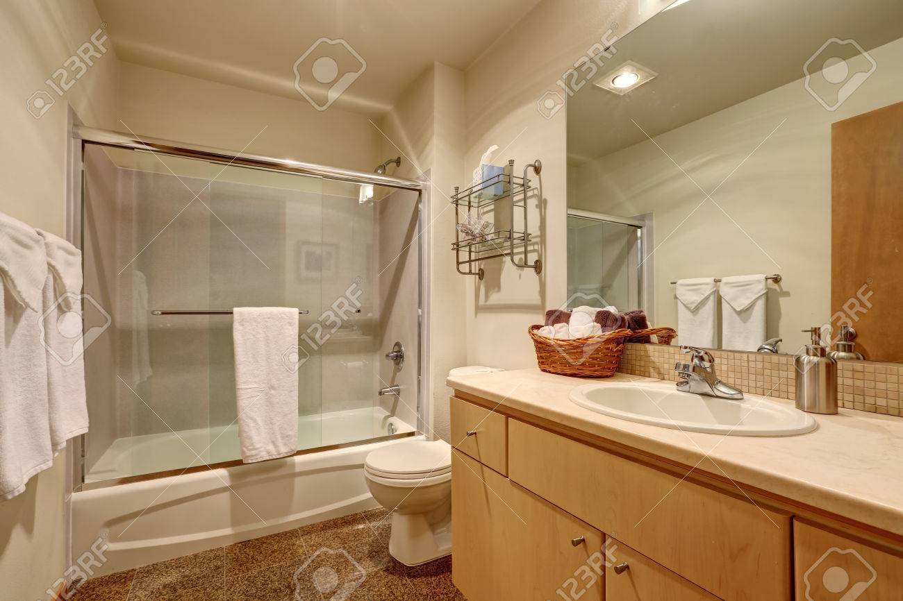 Cuarto De Baño Interior Tradicional En Casa Americana. Tiene Pisos ... Cuarto De Baño Interior Tradicional En Casa Americana. Tiene Pisos ...