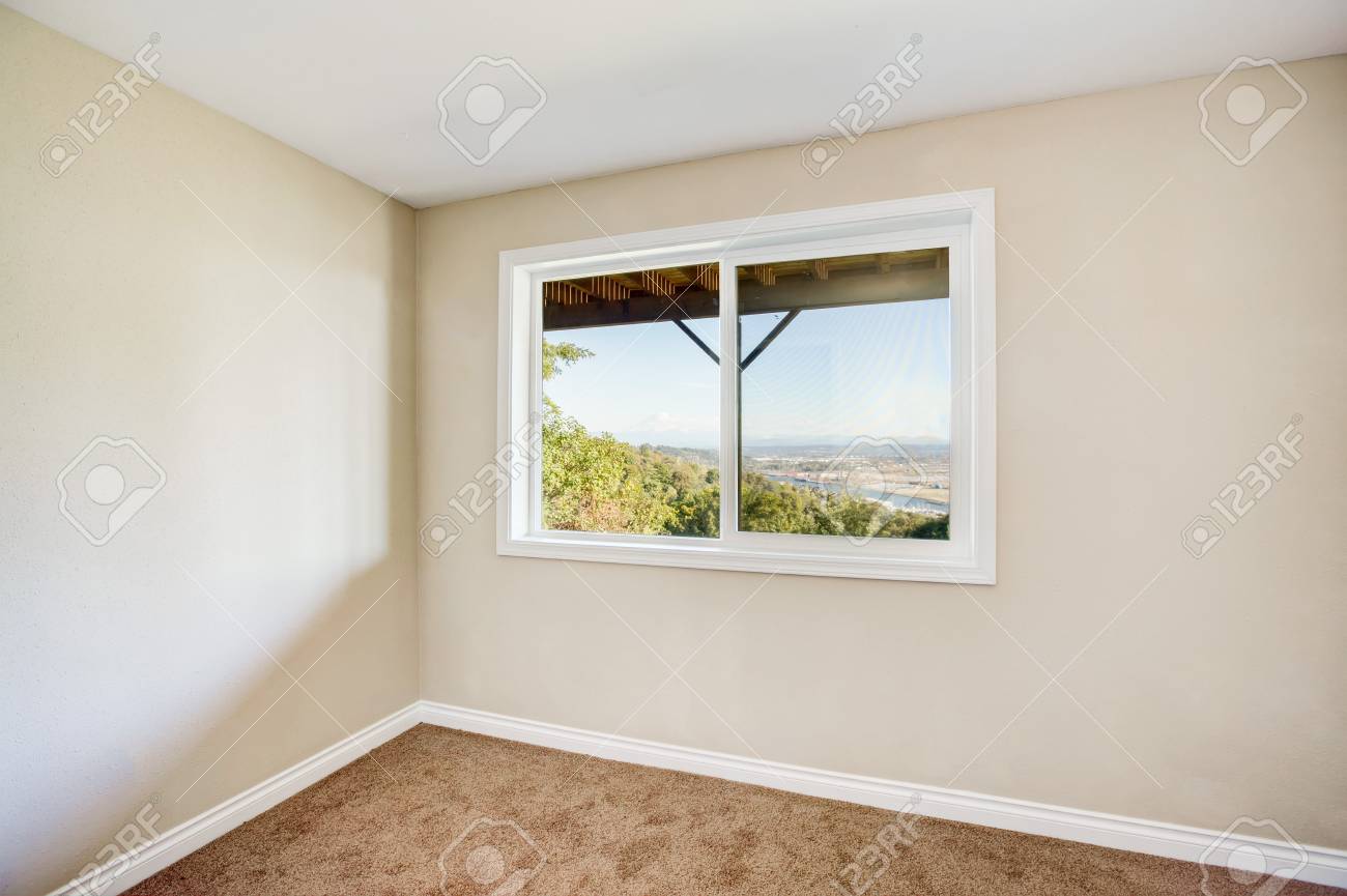 Interior De La Sala Vacia Con La Alfombra Marron Y Paredes De