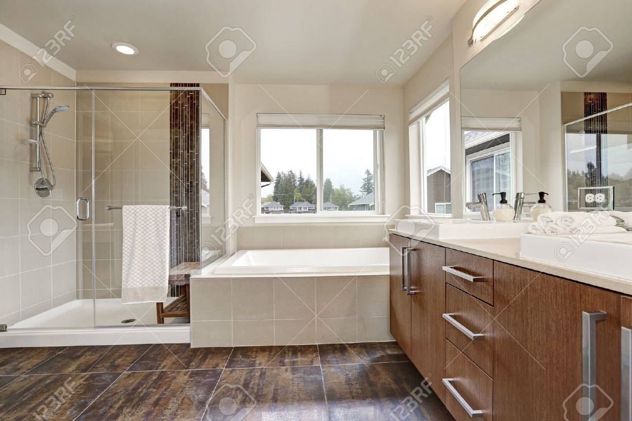 Cuarto De Baño Interior Moderno Blanco En La Casa Nueva. Tocador De ... Cuarto De Baño Interior Moderno Blanco En La Casa Nueva. Tocador De ...