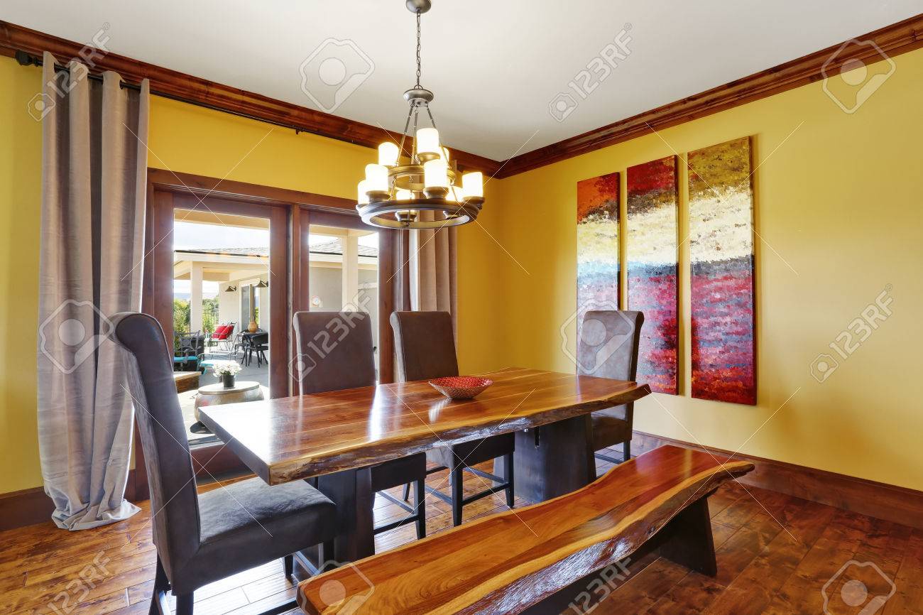 Interior Del Comedor. Mesa De Madera Rústica, Banco Y Sillas Con ... Interior Del Comedor. Mesa De Madera Rústica, Banco Y Sillas Con ...