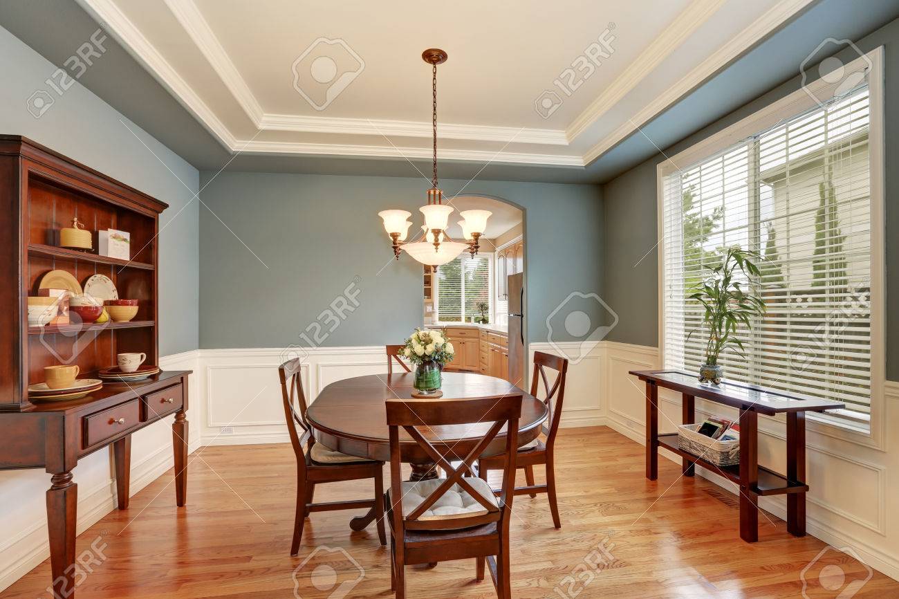 Interior Clásico Comedor Americana Con Paredes Verdes, Armario De ... Interior Clásico Comedor Americana Con Paredes Verdes, Armario De ...