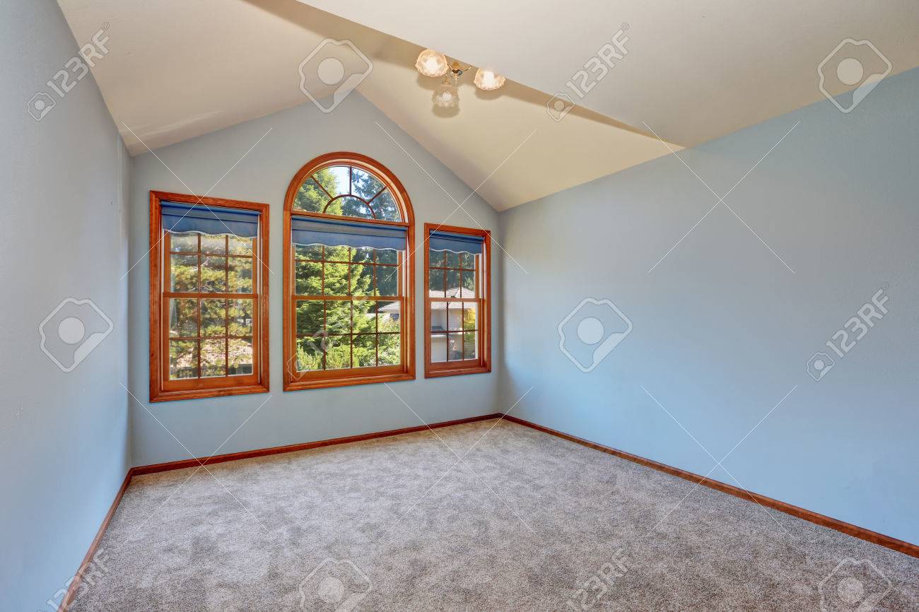 Vide Chambre Bleue Dans La Vieille Maison Americaine Il Y A Un Plafond Voute Un Plancher De Tapis Et Une Fenetre Voutee Dans La Chambre Nord Ouest Etats Unis Banque D Images Et Photos Libres