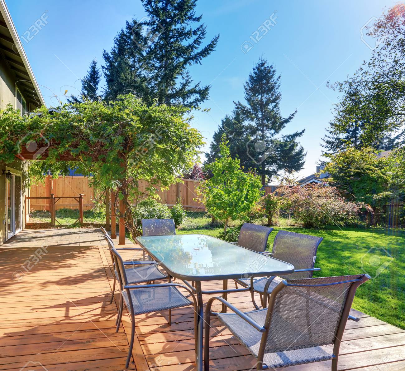 Mit Blick Auf Hinterhof Mit Holz Ausstand Deck Outdoor Mobel Aus Metall Und Grune Pergola Northwest Usa Lizenzfreie Fotos Bilder Und Stock Fotografie Image 67382424