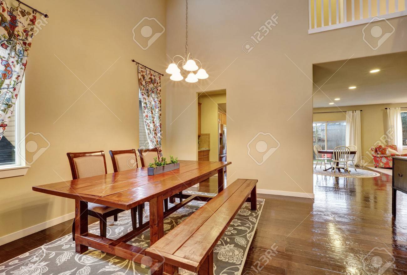 Beige Tonifica Comedor Con Mesa De Madera Rústica Y Un Banco, Piso ... Beige Tonifica Comedor Con Mesa De Madera Rústica Y Un Banco, Piso ...