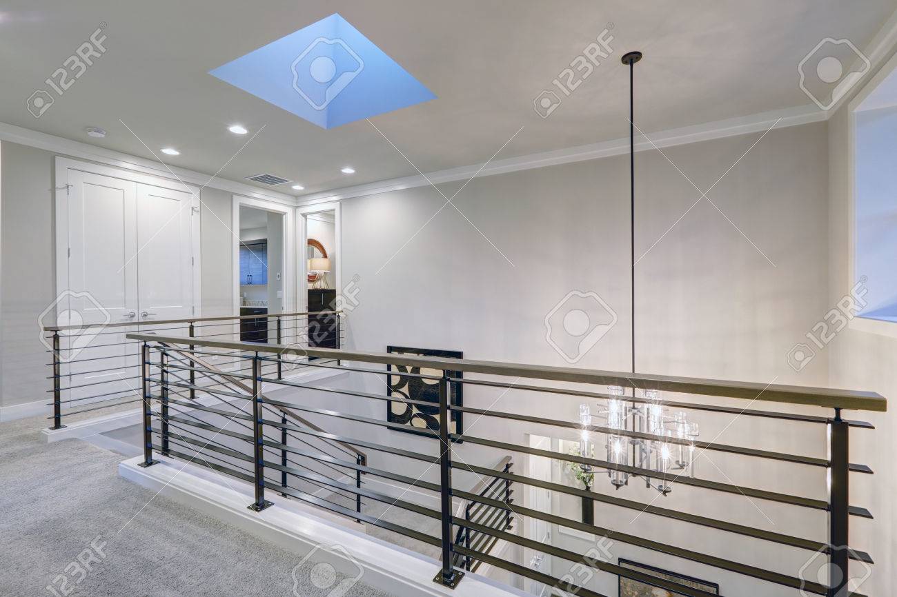 2 階の金属製水平手すりと階段上灰色のトーン機能天窓の踊り場 米国北西部 の写真素材 画像素材 Image 7172