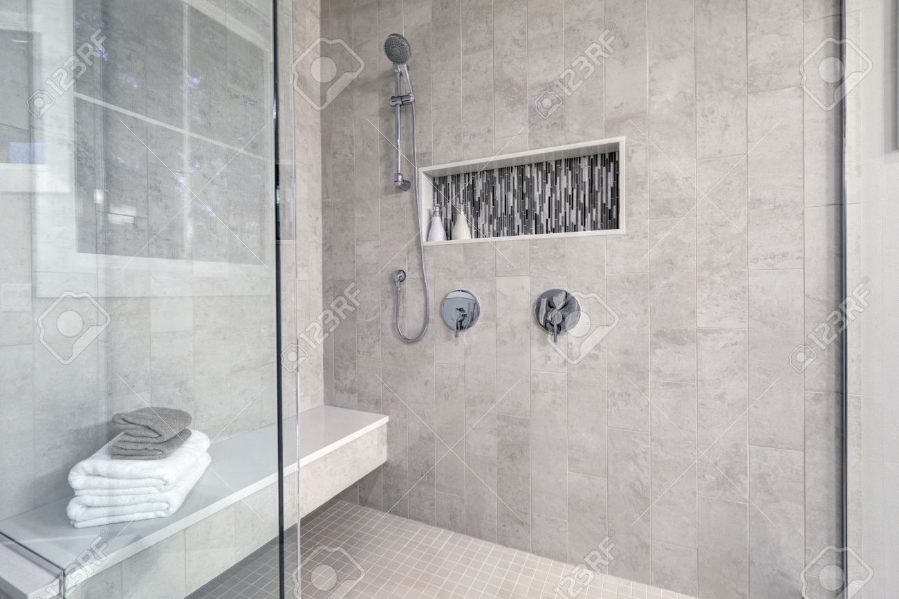 Verre De Plain-pied Dans La Douche Avec Le Métro Gris Carrelé ... Verre De Plain-pied Dans La Douche Avec Le Métro Gris Carrelé ...