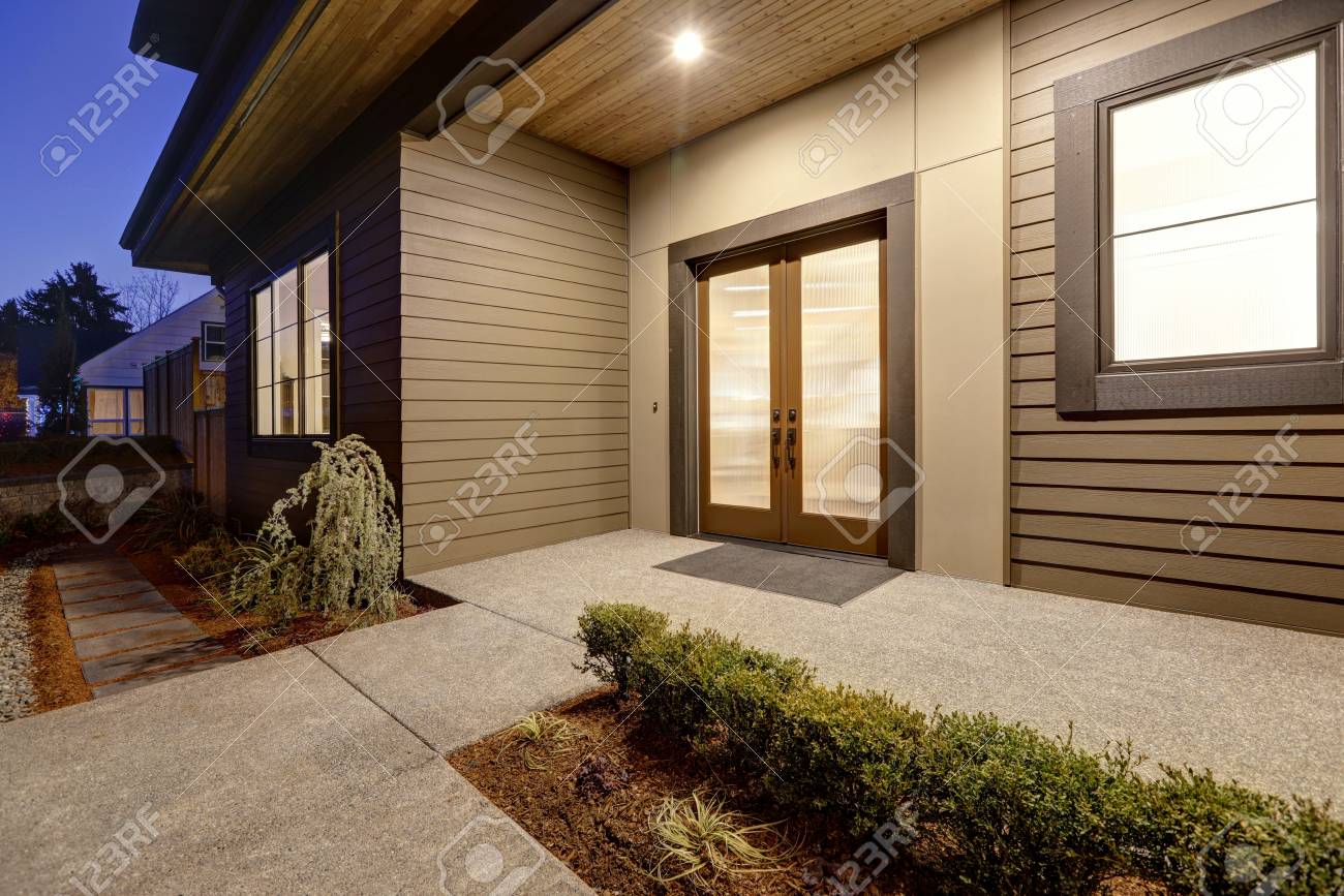 Exterieur De Maison De Nouvelle Construction Avec Les Caracteristiques Contemporaines De Plan De Maison Couverte Porche D Entree Avec La Double Porte Moderne Brillante Coucher De Soleil Northwest Etats Unis Banque D Images Et Photos