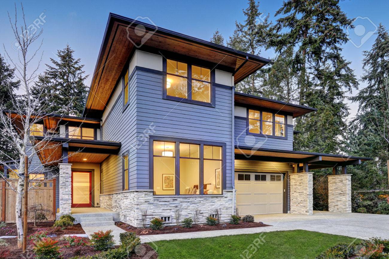 Luxurioses Neubauhaus In Bellevue Wa Modernes Haus Verfugt Uber Zwei Auto Garage Von Blauen Abstellgleis Und Naturstein Wandverkleidung Gerahmt Nordwesten Usa Lizenzfreie Fotos Bilder Und Stock Fotografie Image 70312649