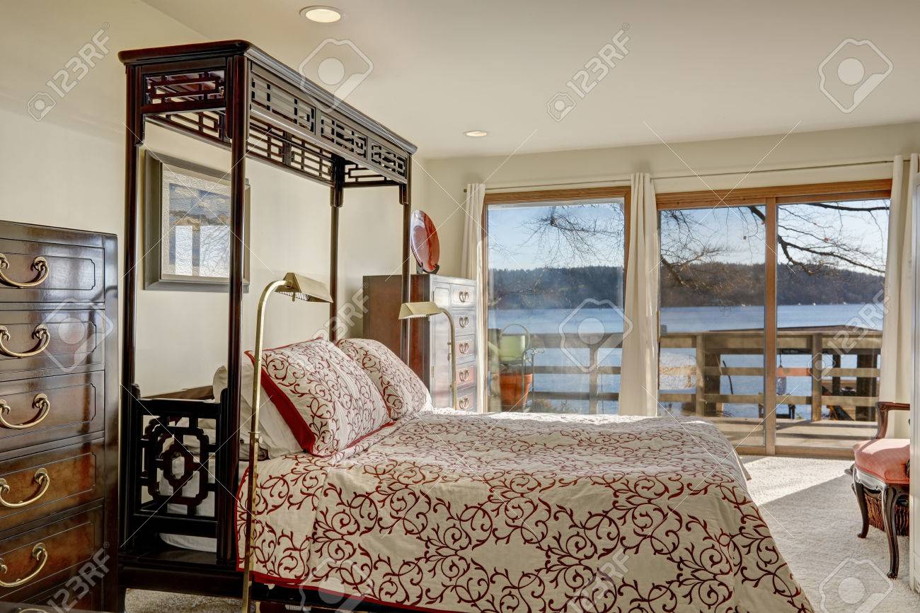Haus Am Wasser Schlafzimmer Interieur Verfügt über King-Size ... Haus Am Wasser Schlafzimmer Interieur Verfügt über King-Size ...