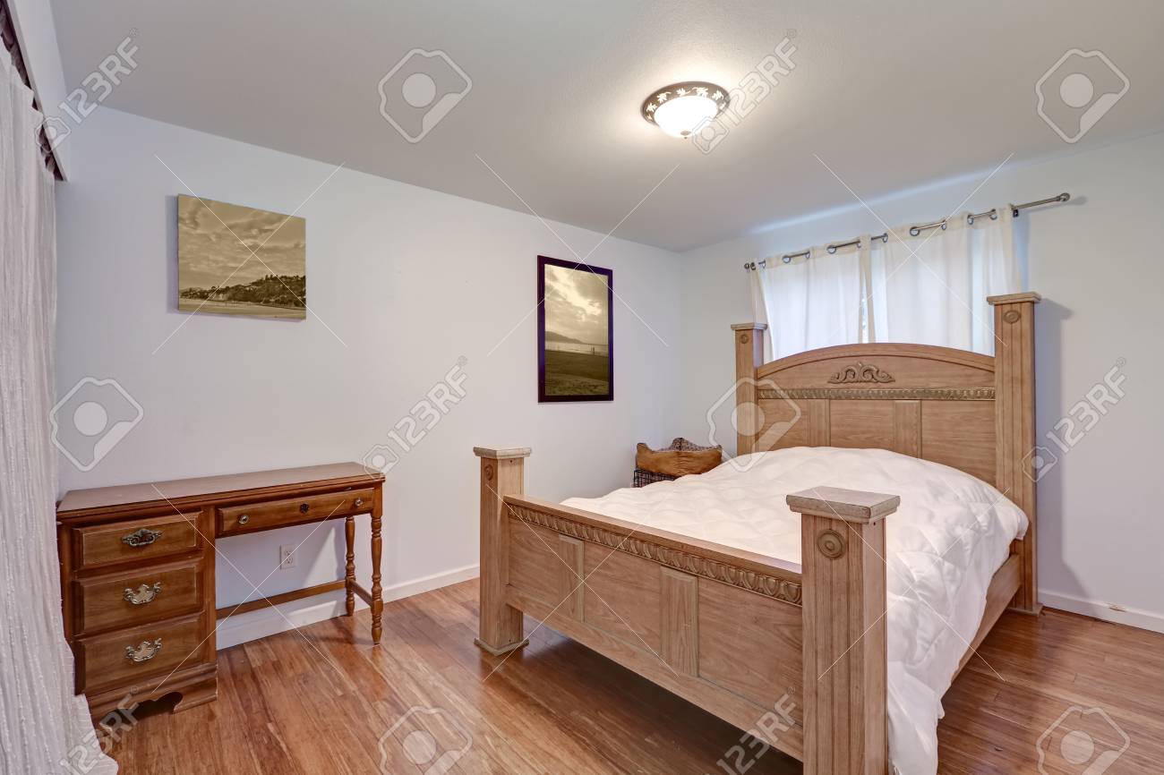 Mooie Slaapkamer Is Voorzien Van Prachtig Houtsnijwerk Bed, Gekleed ... Mooie Slaapkamer Is Voorzien Van Prachtig Houtsnijwerk Bed, Gekleed ...