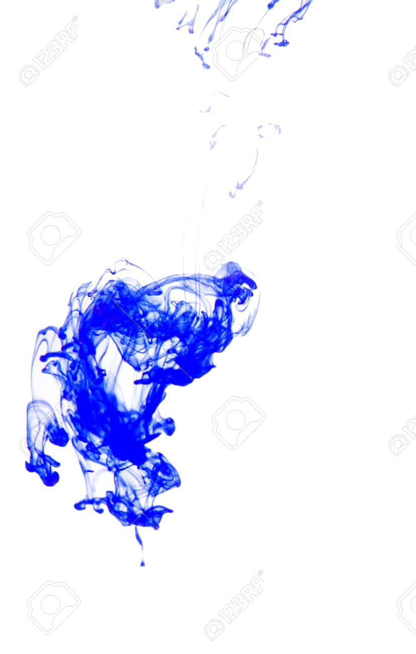 分離された青い水の中の青インク の写真素材 画像素材 Image