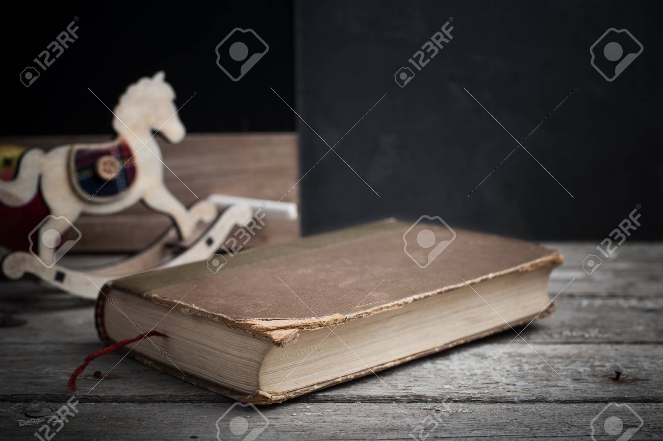 Sobre Y Fondo Juguete Viejo Mesa Composición Todavía Caballo VidaVolver Libro Madera HormigónTiza De A Época La Una uTFKl3Jc1