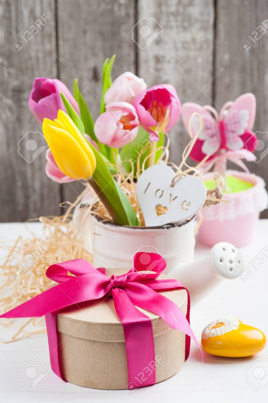 素朴な木製の背景 パステル調の花鉢 幸せな母の日やバレンタイン カードにマゼンタ ピンク黄色のチューリップの束 の写真素材 画像素材 Image