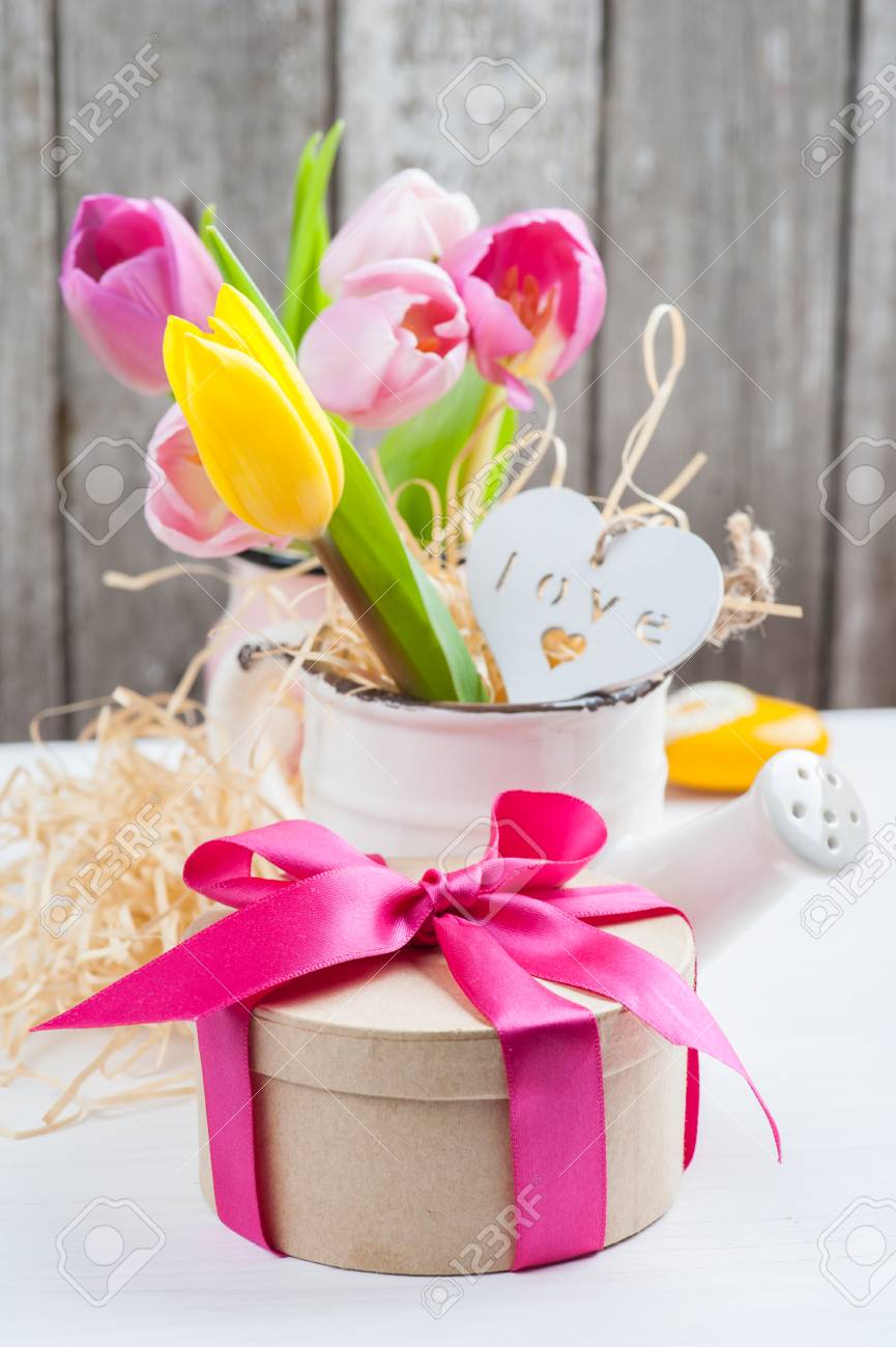 素朴な木製の背景 パステル調の花鉢 幸せな母の日やバレンタイン カードにマゼンタ ピンク黄色のチューリップの束 の写真素材 画像素材 Image
