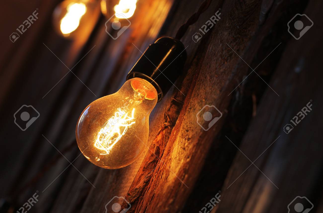 Una Guirnalda De Lamparas Colgando De La Pared Fotos Retratos