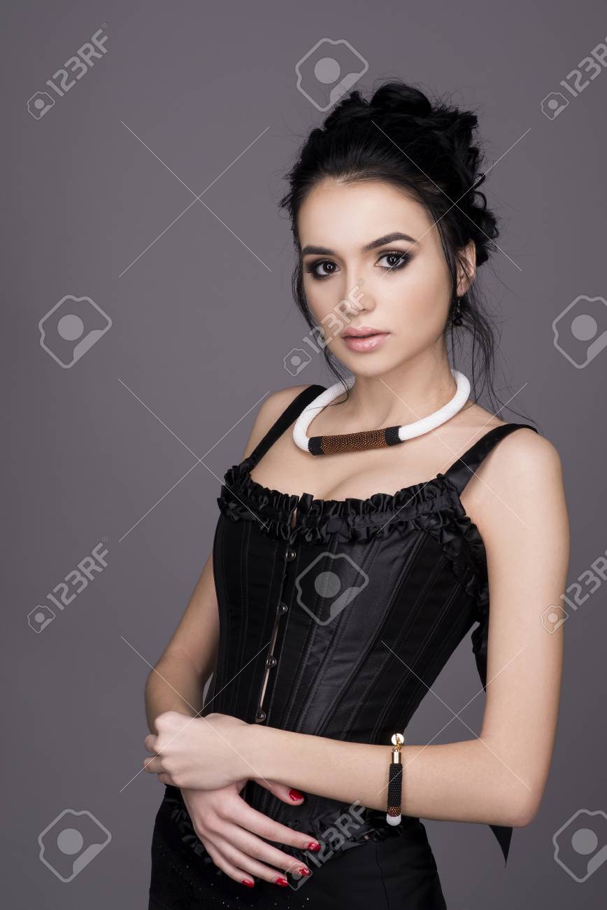 Portrait Dune Belle Jeune Fille Sur Fond Gris Brunette Aux Yeux Marrons Regardant La Caméra La Beauté Et La Mode