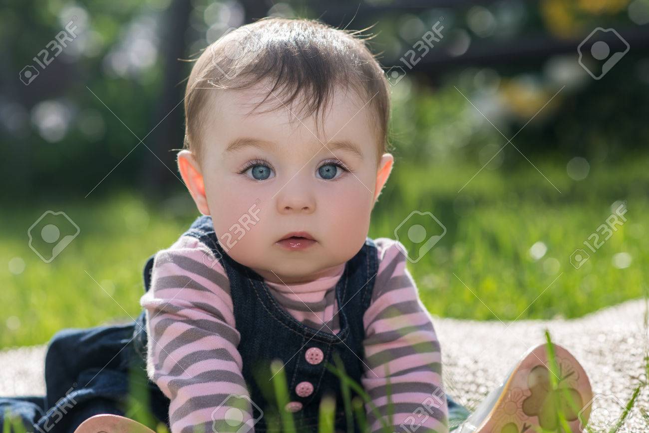 Pequeno Bebe Lindo Con Los Ojos Azules Grandes Y Pestanas Largas Que Se Sientan En Una Hierba Verde De La Naturaleza En El Parque Al Aire Libre Fotos Retratos Imagenes Y Fotografia