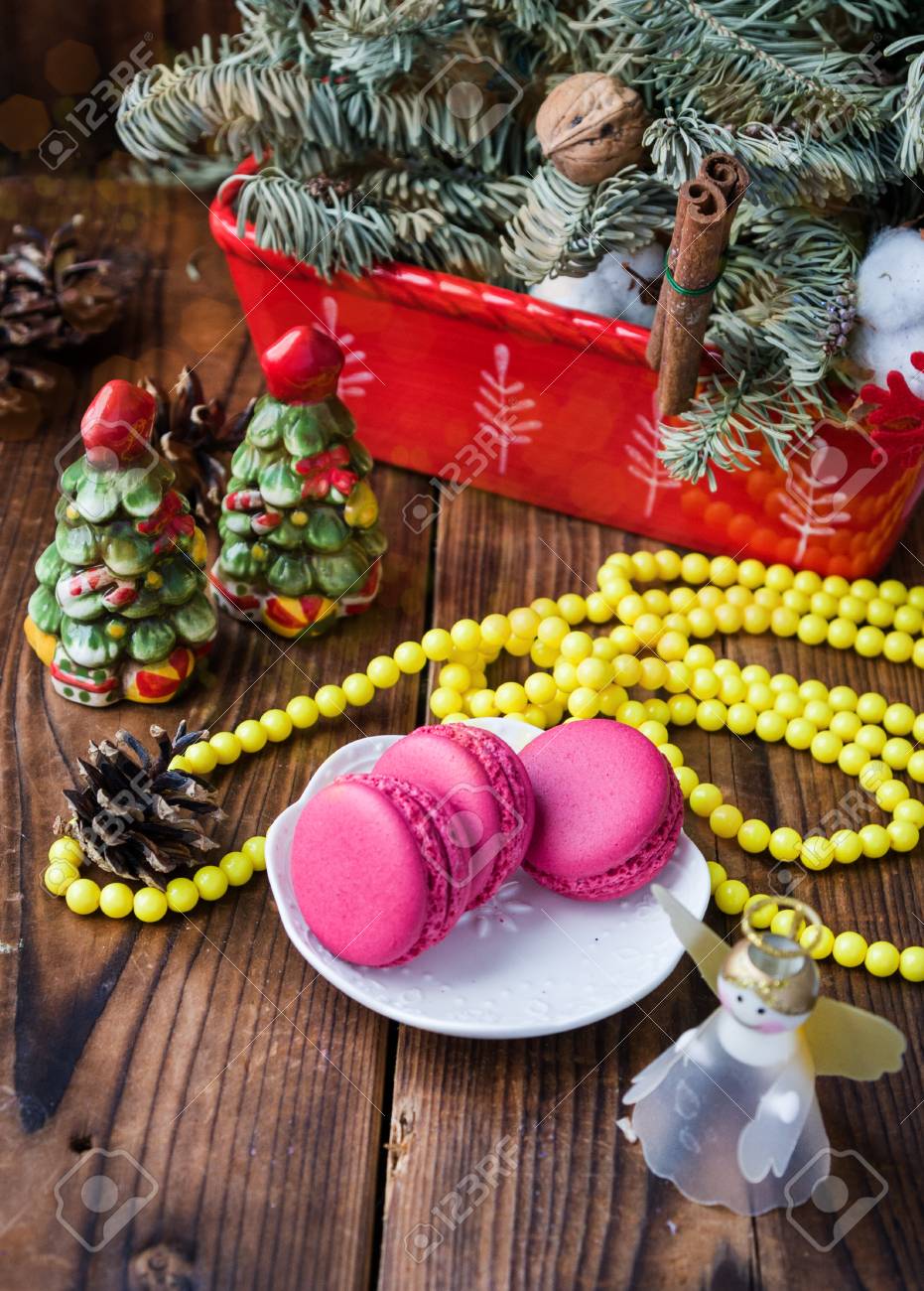 Decorazioni Natalizie Rosa.Immagini Stock Maccheroni Rosa Con Decorazioni Natalizie Su Sfondo Woooden Image 90959400