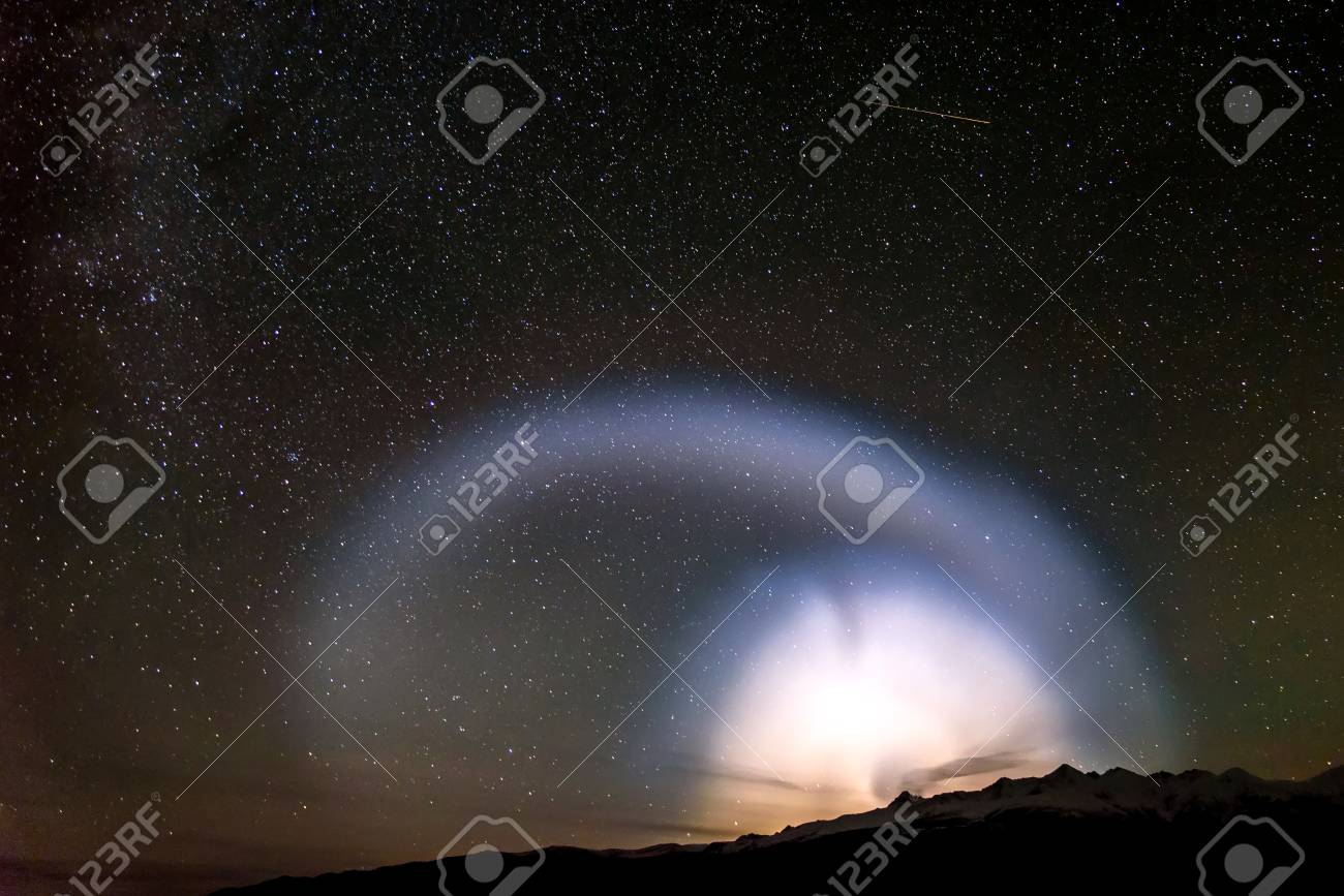 Um Panorama Colorido Do Ceu Estrelado Com Estrelas E Um Belo Halo Incomum Do Ovni No Ceu Noturno Acima Das Montanhas Fotos Retratos Imagenes Y Fotografia De Archivo Libres De Derecho Image