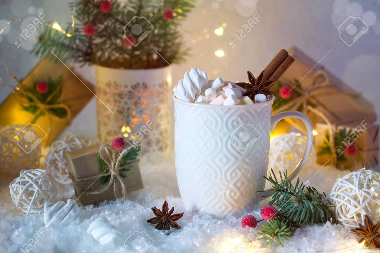 マシュマロと明るい光を背景にクリスマス プレゼントの白いカップのホット チョコレート クリスマスの飲み物 の写真素材 画像素材 Image