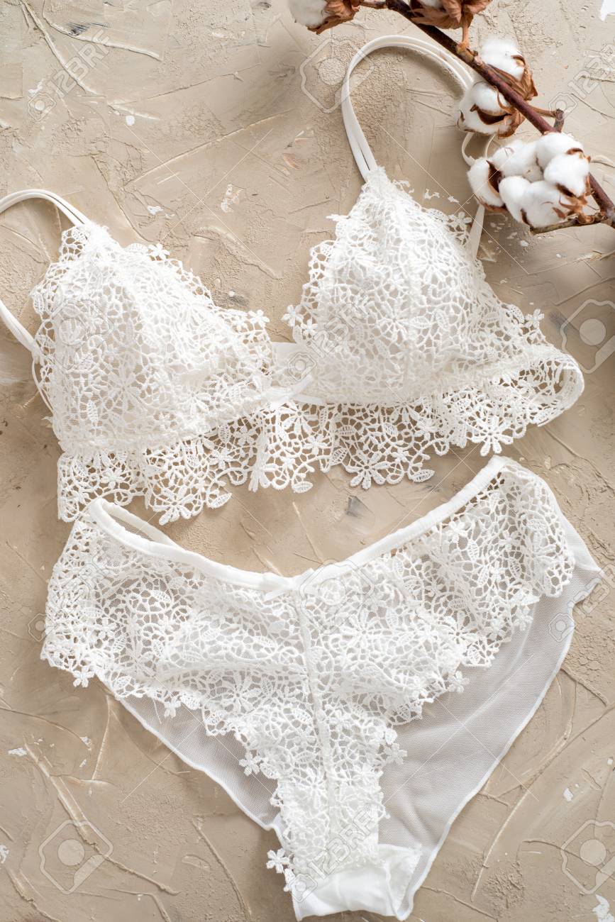 コットンストライプのパンティーと白いブラジャー 具体的な背景に女性のランジェリー ファッショナブルな女性の下着のトップビューショット 天然軟生地 の写真素材 画像素材 Image コットンストライプのパンティーと白いブラジャー 具体的な背景に女性のランジェリー ファッショナブルな女性の下着のトップビューショット 天然軟生地 の写真素材 画像素材 Image