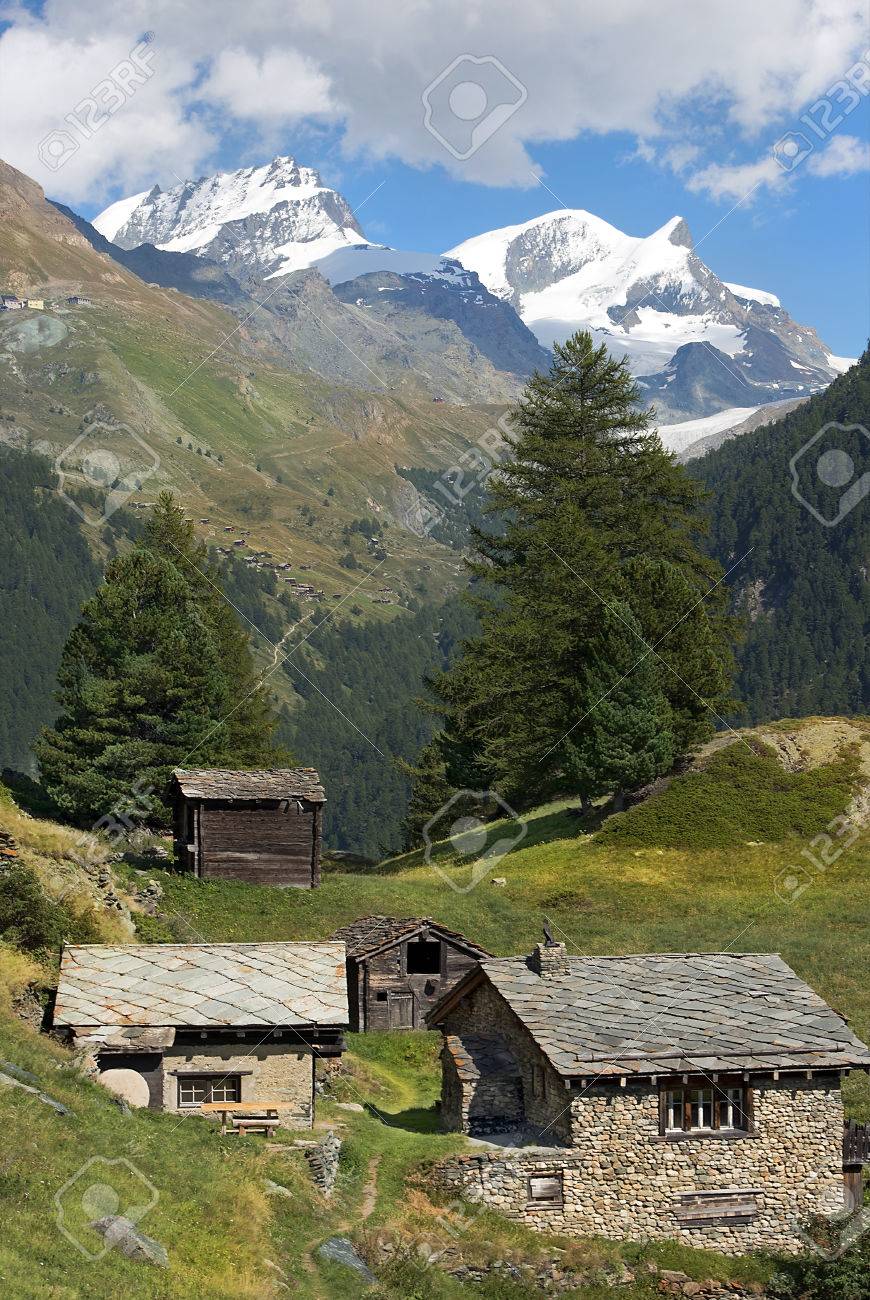 美しいアルプスの風景を雪のピークの景色を望むスイス アルプスの石造りの家屋 の写真素材 画像素材 Image