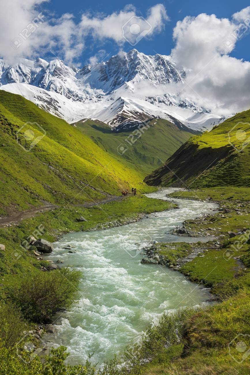 ジョージア州アッパースヴァネティのコーカサス山脈の雄大な眺め の写真素材 画像素材 Image ジョージア州アッパースヴァネティのコーカサス山脈の雄大な眺め の写真素材 画像素材 Image