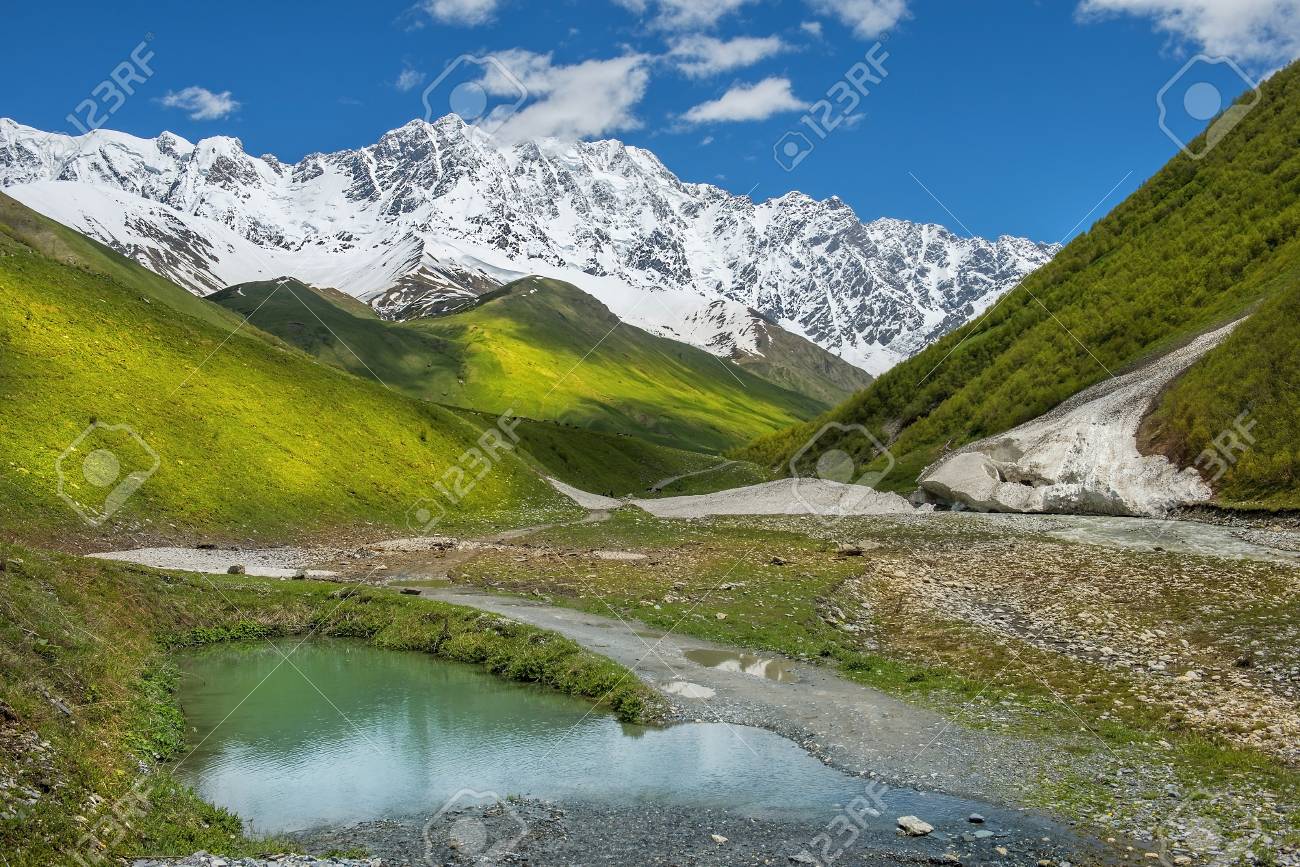 ジョージア州アッパースヴァネティのコーカサス山脈の雄大な眺め の写真素材 画像素材 Image ジョージア州アッパースヴァネティのコーカサス山脈の雄大な眺め の写真素材 画像素材 Image