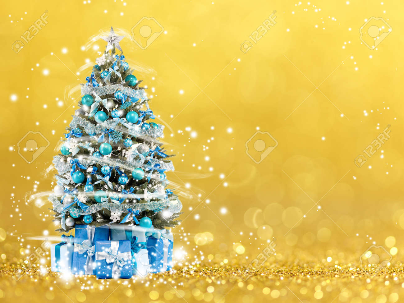 クリスマス ツリー クリスマス ライトは 光と遊ぶ 背景のボケ味のゴールド の写真素材 画像素材 Image