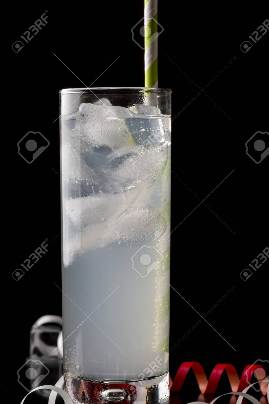 コリンズ グラス カクテルと色のストロー 溶けた氷のキューブを装飾されています の写真素材 画像素材 Image