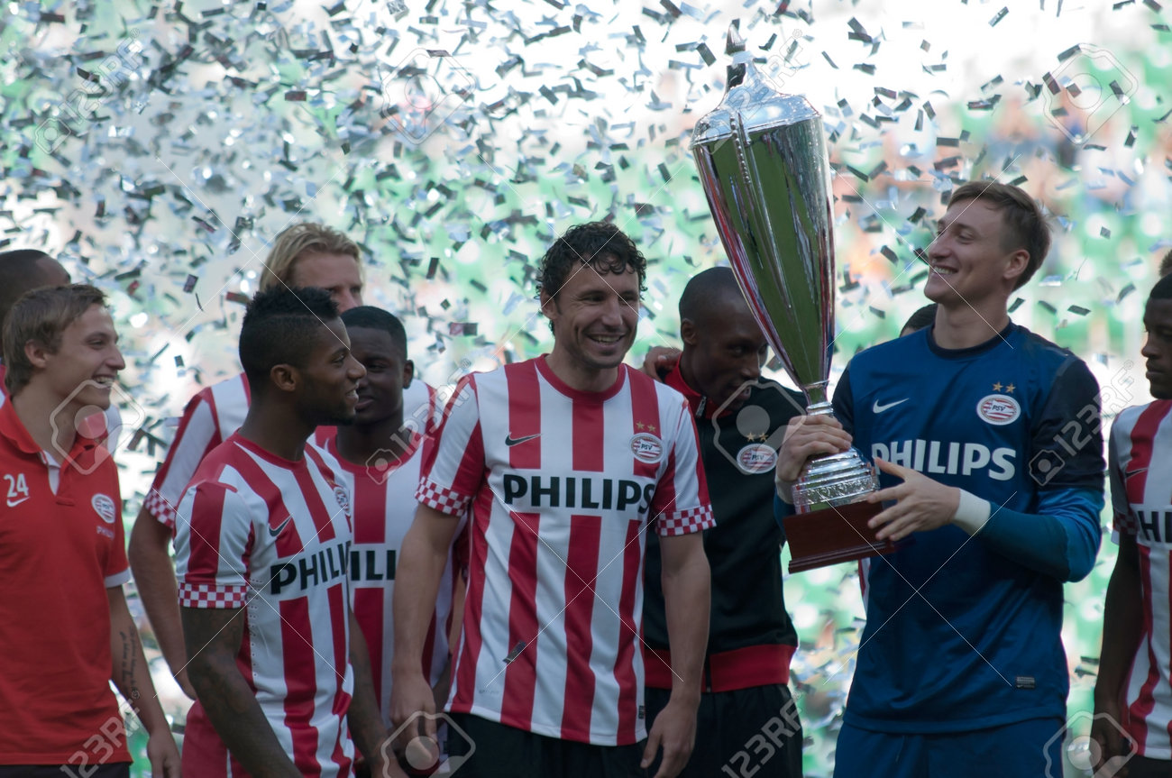 7 月 22 日 Psv アイントホーフェン Psv 選手グループ写真の前にポーランドのマスターズ トーナメントの勝利の後マークファンボンメルと Przemyslaw Tyton 12 年 7 月 22 日で Wroclaw ポーランド の写真素材 画像素材 Image 1550