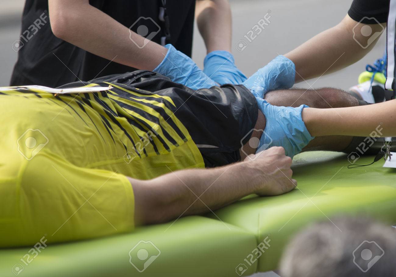 athletes relaxation massage before sport event, marathon muscles massage - 36772053 athletes relaxation massage before sport event, marathon muscles massage - 36772053
