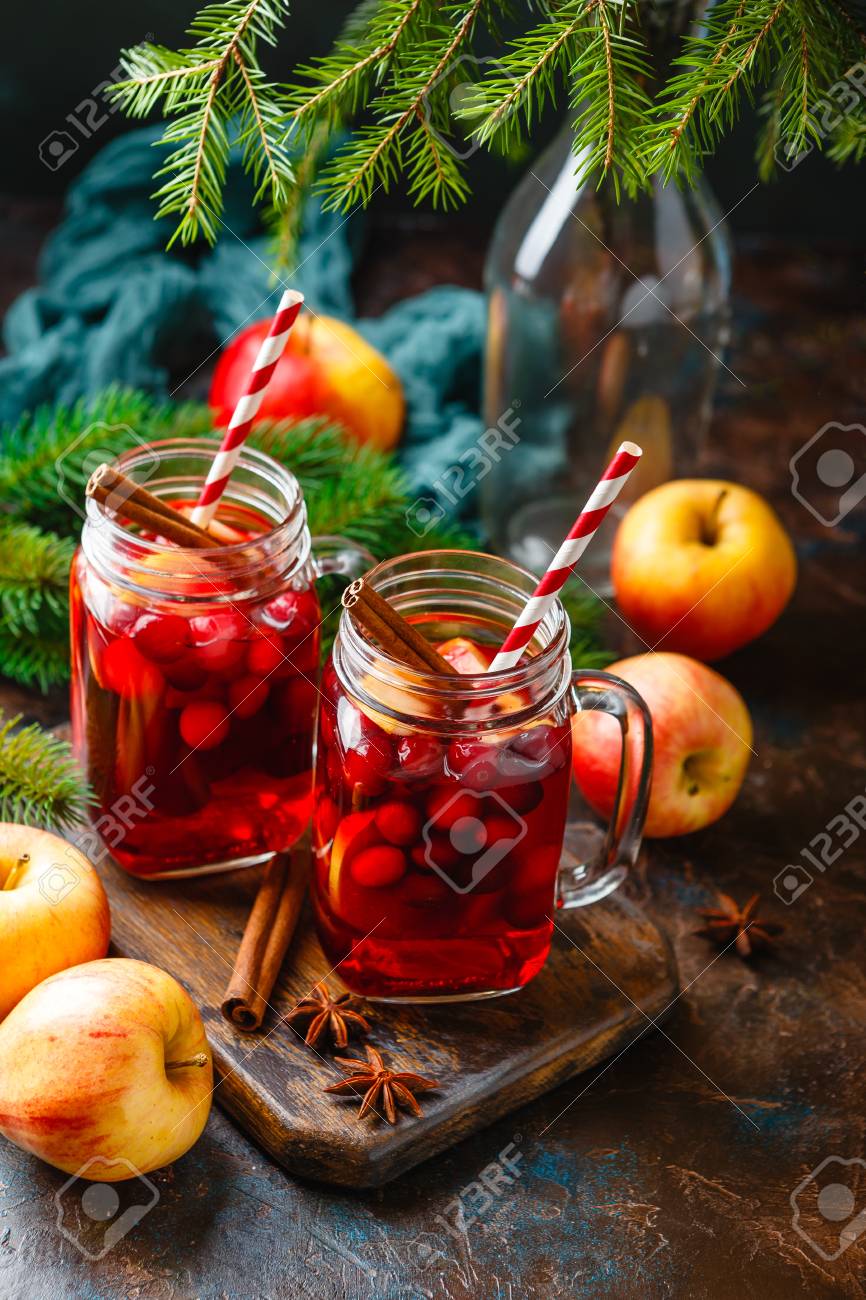 クランベリーとスパイス ホットワイン パンチや酒とりんごから作られた熱いクリスマスを飲むと 2 つのガラスの瓶 の写真素材 画像素材 Image