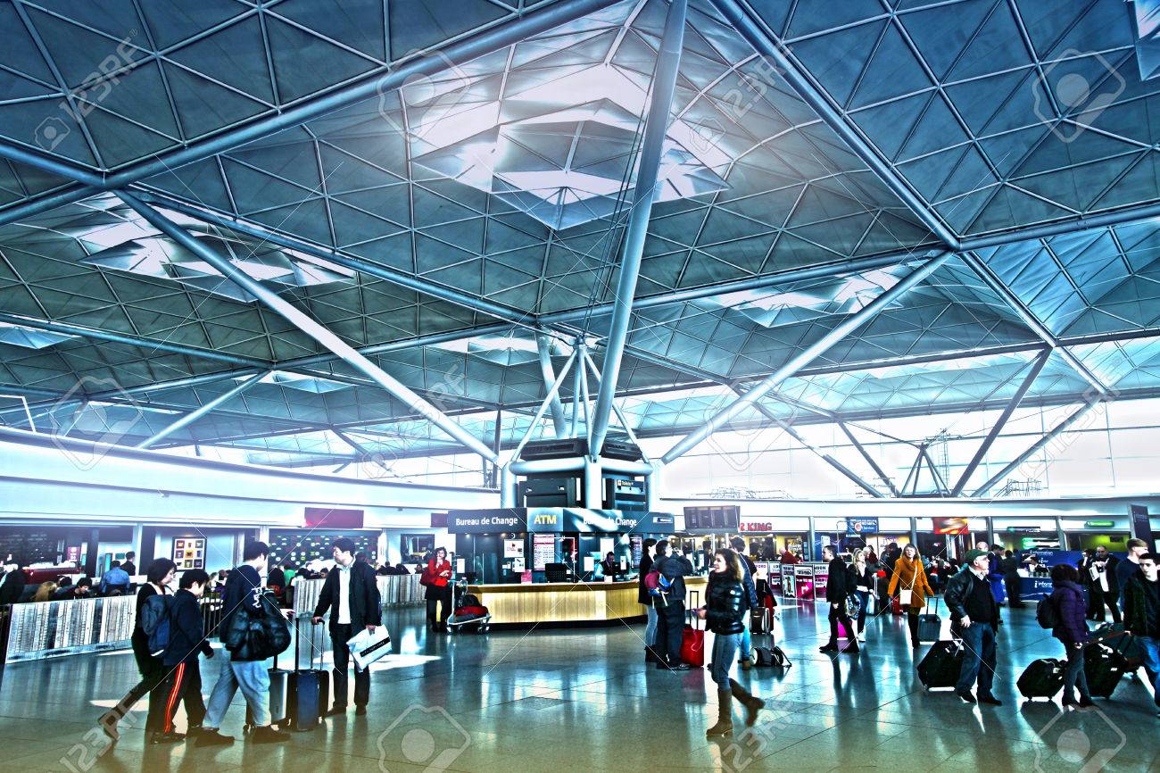 スタンステッド空港 23 2 月 14年人待っていると出発ホールに移動 情報画面で探していると案内係によって話しています の写真素材 画像素材 Image スタンステッド空港 23 2 月 14年人待っていると出発ホールに移動 情報画面で探していると案内係によって話しています の写真素材 画像素材 Image