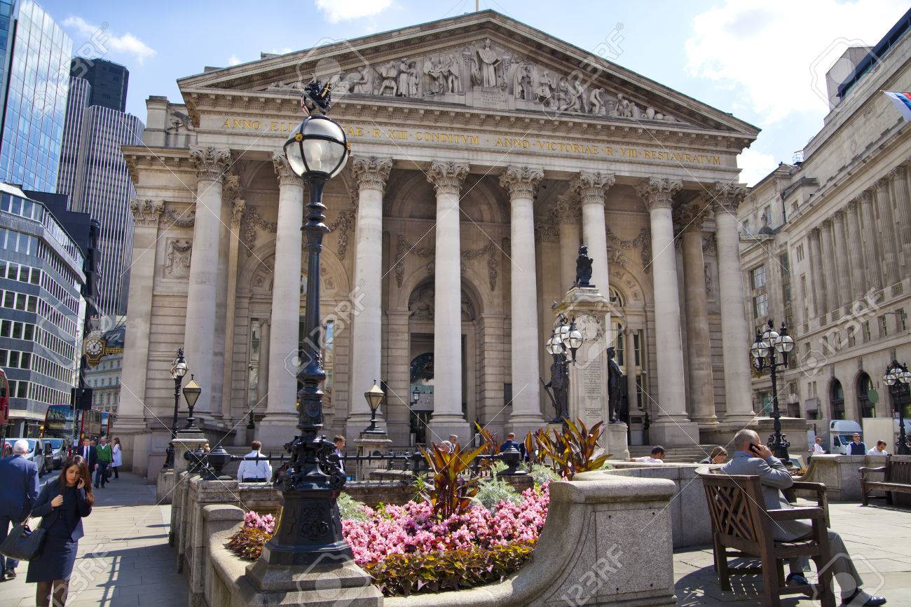 ロンドン、イギリス - 2014 年 6 月 30 日ロイヤル交換建物の中央銀行のイングランド銀行広場と地下鉄の駅の写真素材・画像素材 Image  29774824