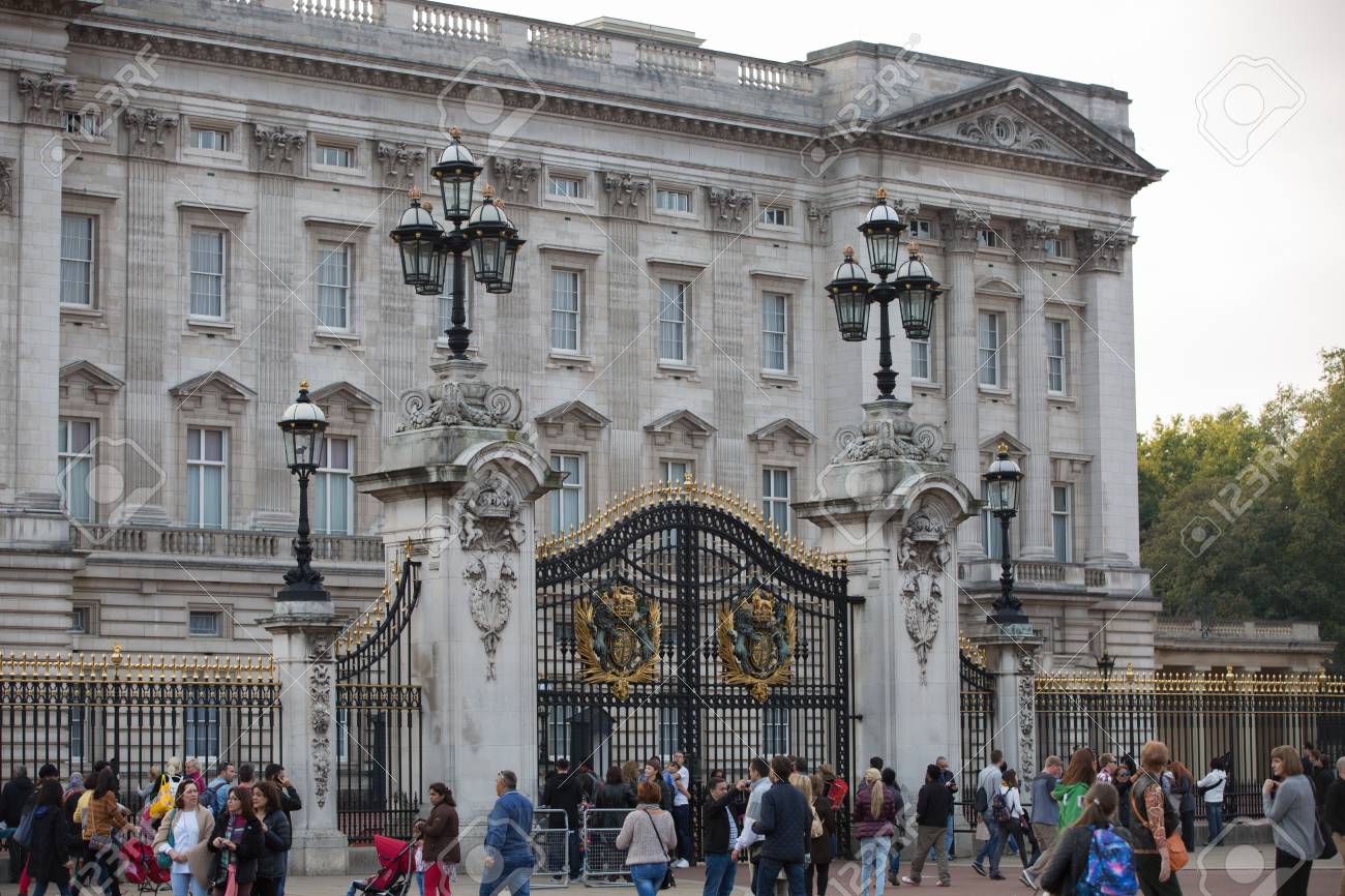 London Grossbritannien 4 Oktober 16 Buckingham Palace Ist Der Wohnsitz Der Konigin Elizabeth Ii Der Monarch Des Vereinigten Konigreichs Platz Mit Vielen Touristen Und Stadtbesuchern Lizenzfreie Fotos Bilder Und Stock Fotografie Image