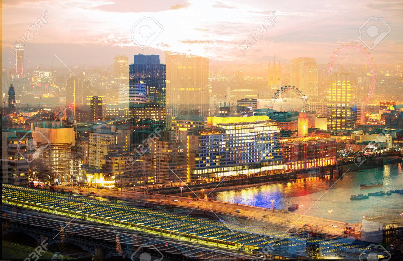 夜のロンドンの街 トランシーバー建物 ロンドン市金融アリア ロンドン アイ 日没でテムズ川に複数露出画像が含まれます の写真素材 画像素材 Image