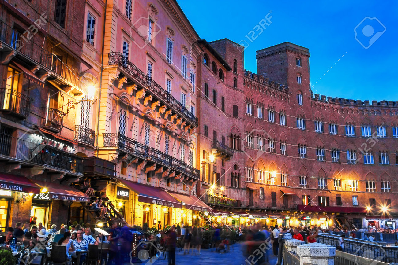 シエナ イタリア 15 年 8 月 7 日 古いカンポ広場 夜にイタリアのシエナ トスカーナの 多くの観光客は オープン レストランで食べています の写真素材 画像素材 Image シエナ イタリア 15 年 8 月 7 日 古いカンポ広場 夜にイタリアのシエナ トスカーナの 多くの観光客は オープン レストランで食べています の写真素材 画像素材 Image